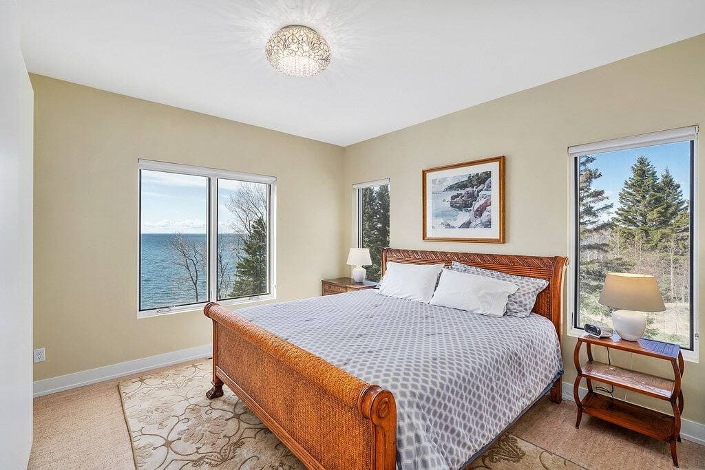 Foto 5 von 27: Wasserfront 2 Schlafzimmer, 1 Bad, Feuerstelle & Dachterrasse mit Panoramablick auf den Lake Superior