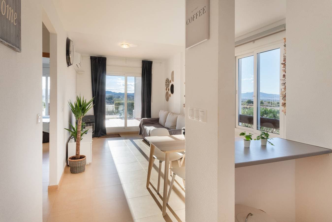Foto 13 von 29: Apartment 'Luxus mit herrlicher Aussicht' mit Bergblick, Pool, Terrasse & Garten