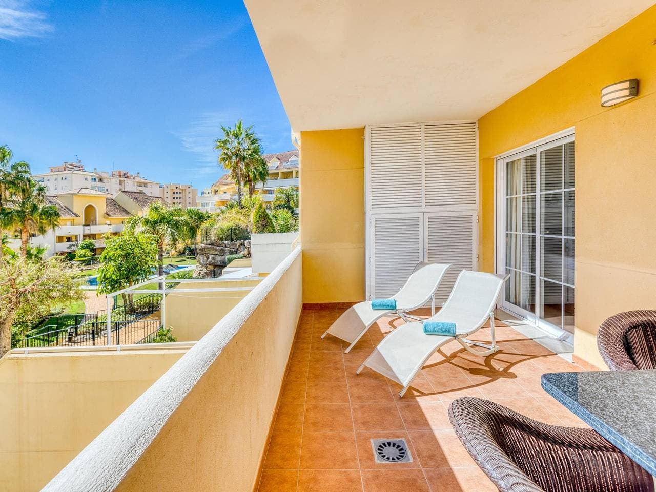 Helles Apartment mit Terrasse und Pools, nahe Estepona Hafen, 2 Schlafzimmer, 2 Bäder, WLAN 1