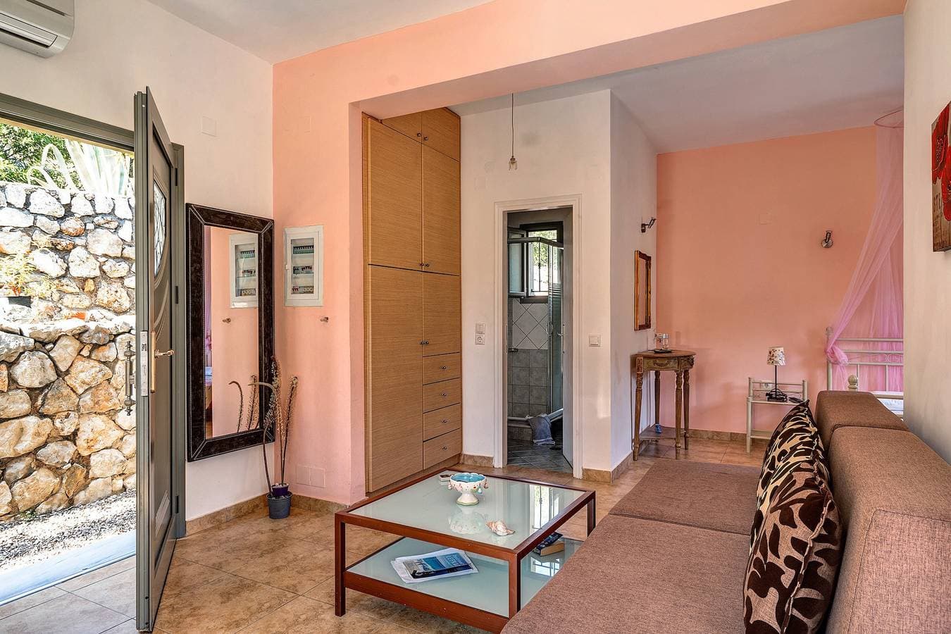 Foto 12 von 22: Ferienwohnung "Alkionides Apartment 1" mit Blick auf den Pinienwald