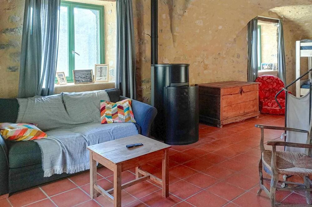 Foto 7 von 30: Atemberaubendes Haus in Gras mit privatem Swimmingpool, der sowohl drinnen als.