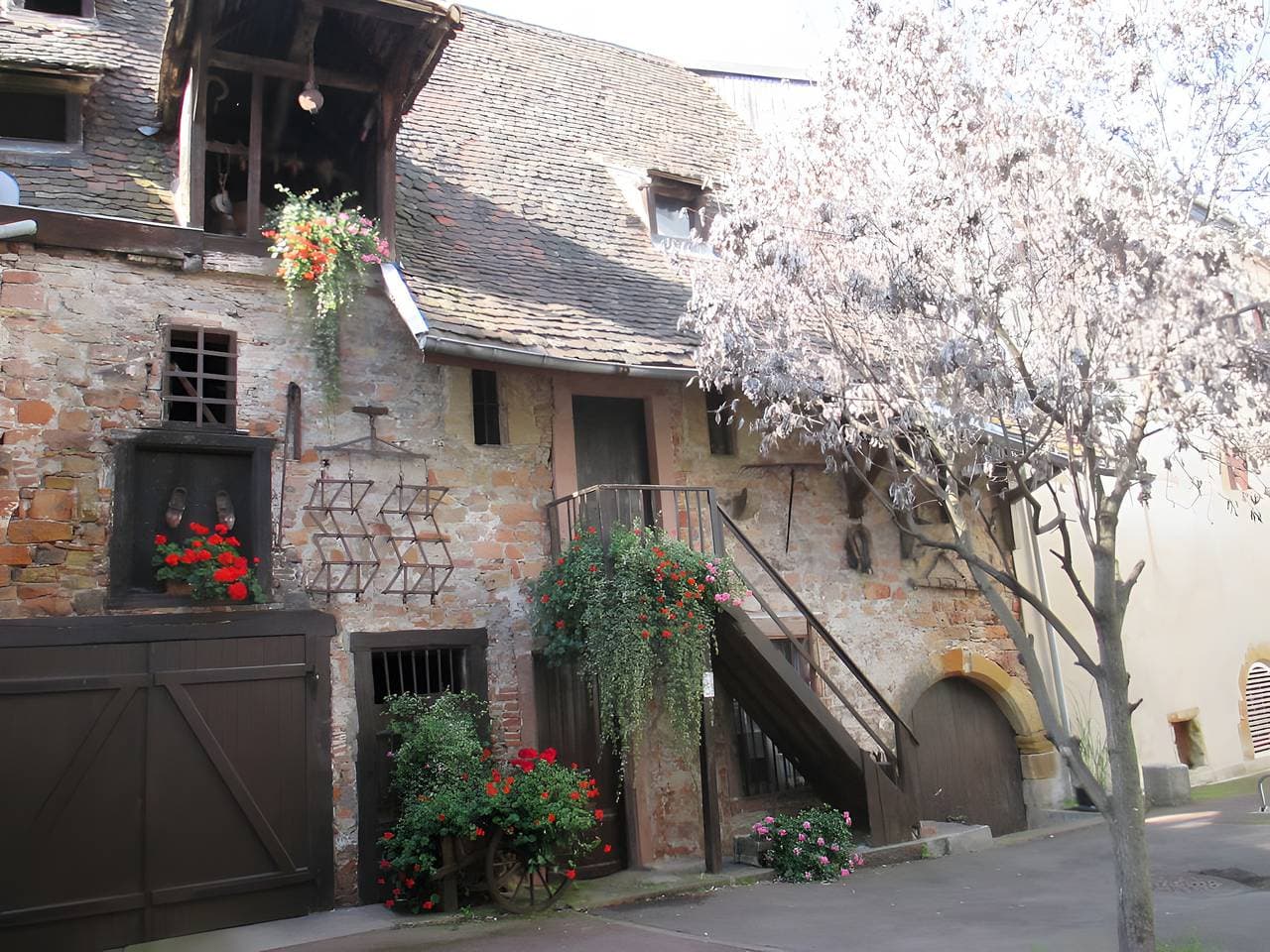 Foto 7 von 28: Gästezimmer „Cour Du Weinhof – Zimmer Hansi“ mit gemeinsamer Terrasse und WLAN