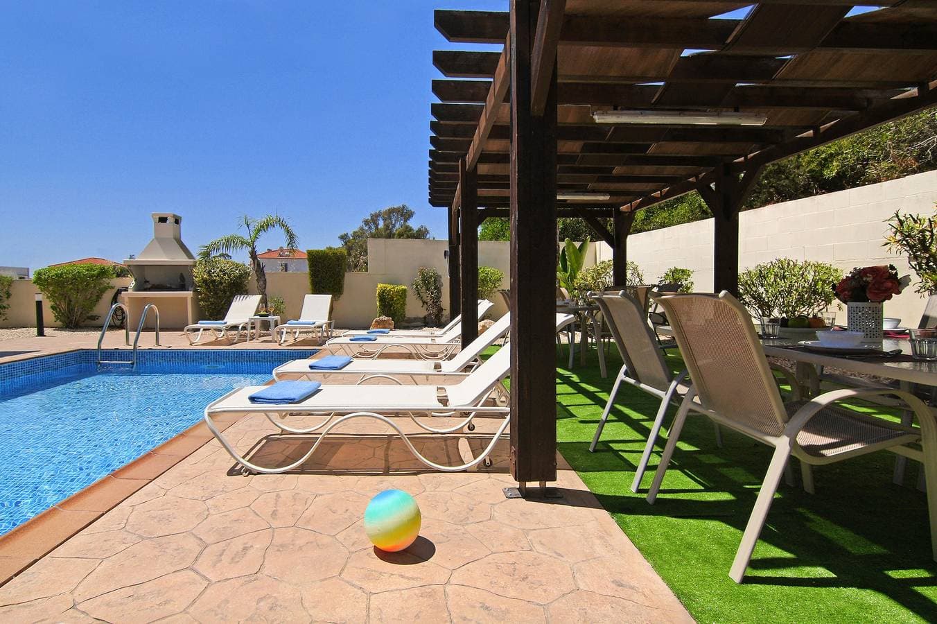 Foto 10 von 39: Villa für 8 Personen mit Balkon