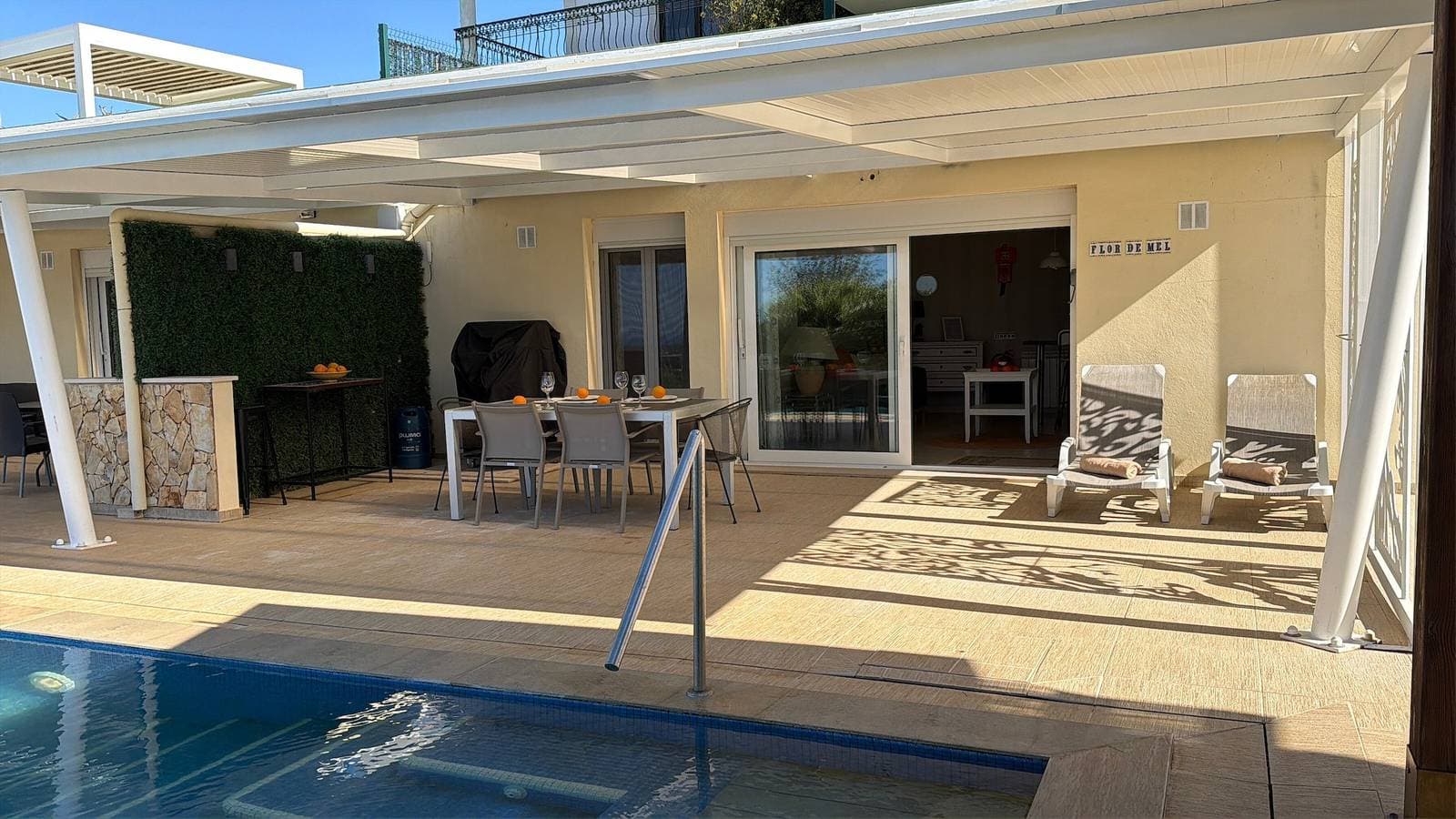 Foto 3 von 18: Ferienwohnung Mel de Flor mit Meerblick, gemeinsamem Infinity Pool, Gemeinschaftsgarten & WLAN