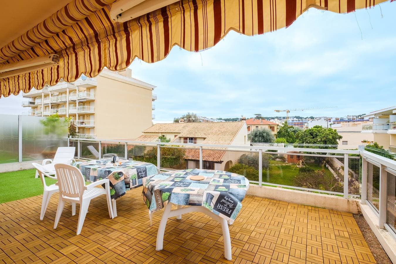 Foto 3 von 23: Einzimmerapartment 'Riviera Beach Anemone' mit Bergblick, WLAN und Klimaanlage