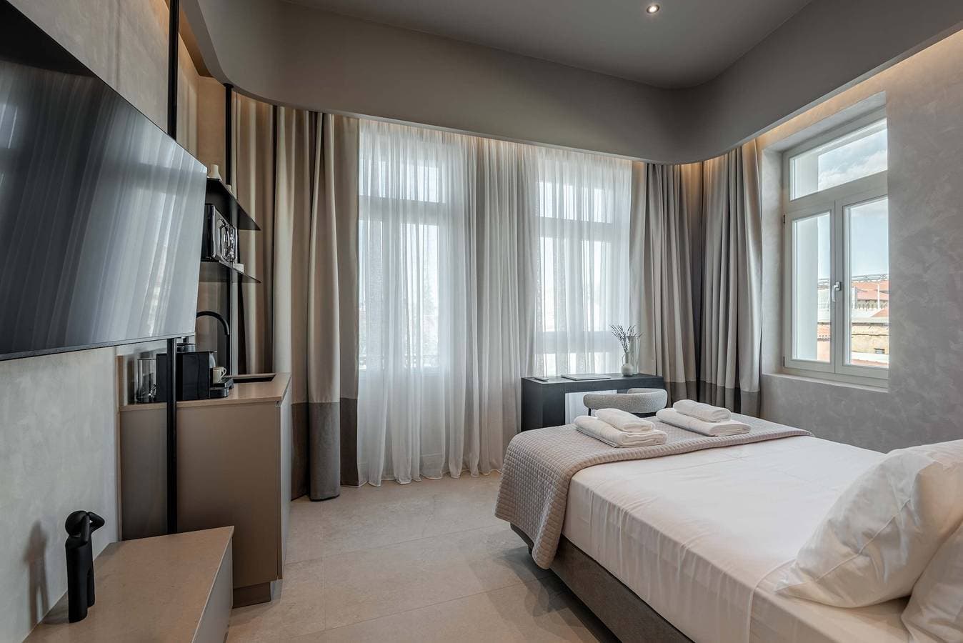 Foto 6 von 13: Amara Luxury Living With Hot Tub & City Balcony