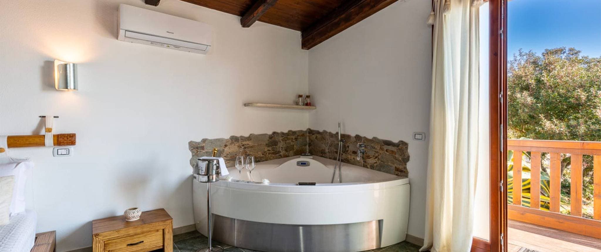 Foto 3 von 19: Zimmer „Suite Ulivo“ mit Bergblick, WLAN und Klimaanlage