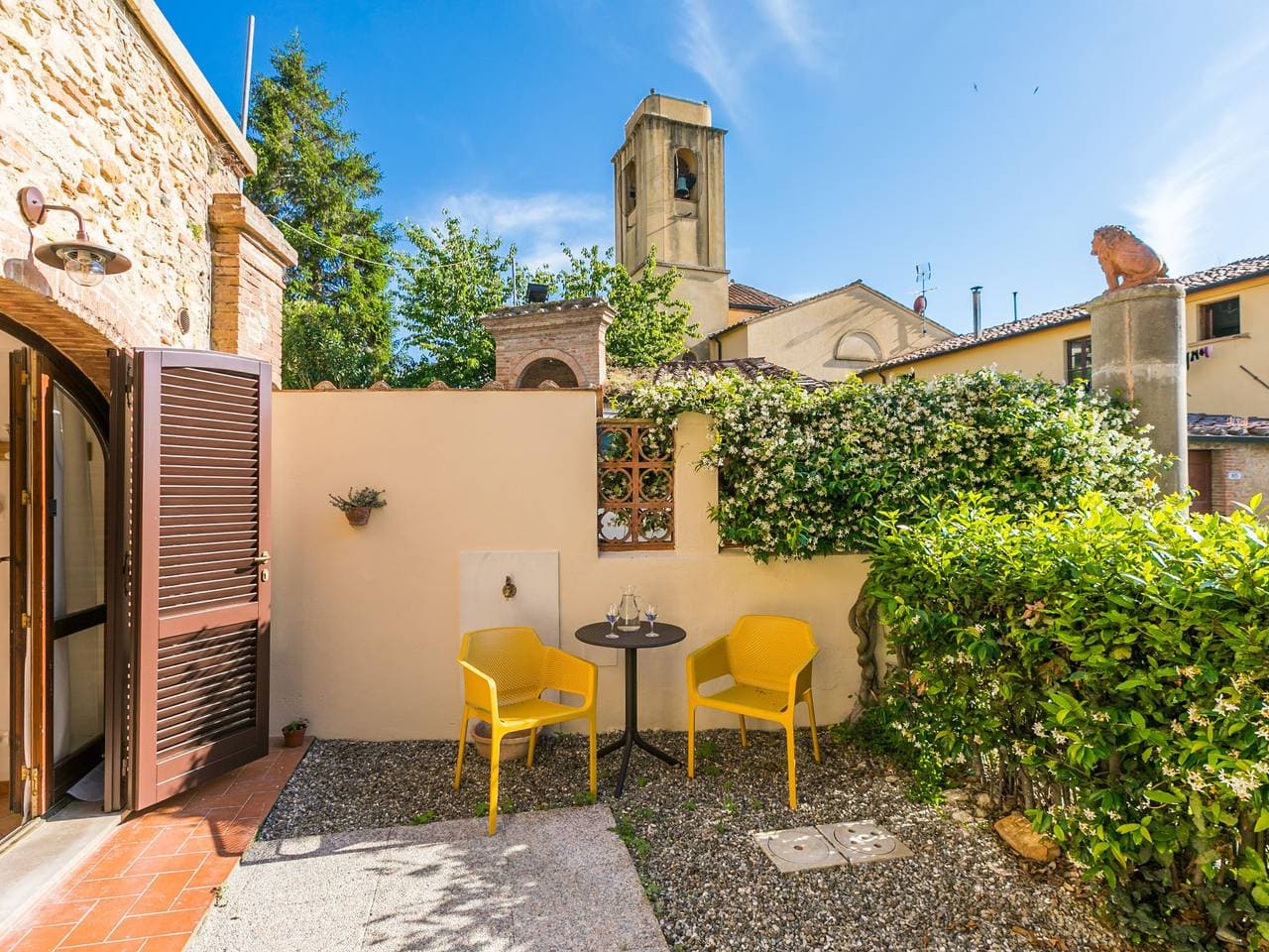 Vor dem Haus steht eine Kirche mit Glocken schönes, komfortables Haus Tripyou 1
