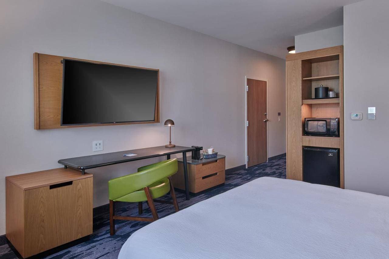 Foto 4 von 9: King Suite with Roll-In Shower and Sofa Bed - Mobility Access/Hearing Accessible