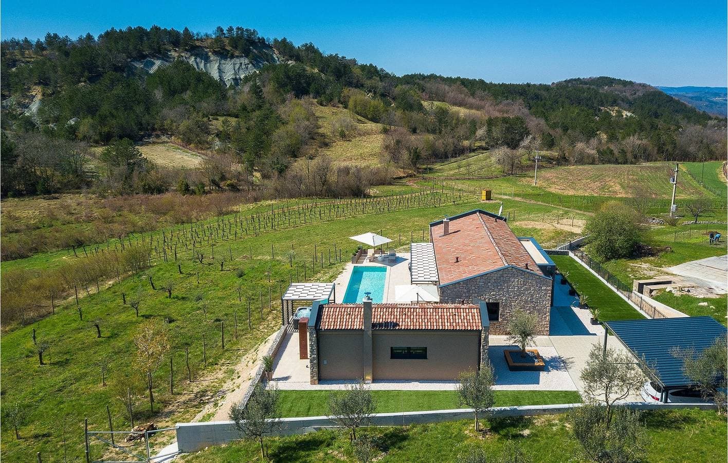 Modernes Apartment mit 2 Schlafzimmern, Pool und WLAN in der Nähe des Stadtzentrums von Lesišćina 1