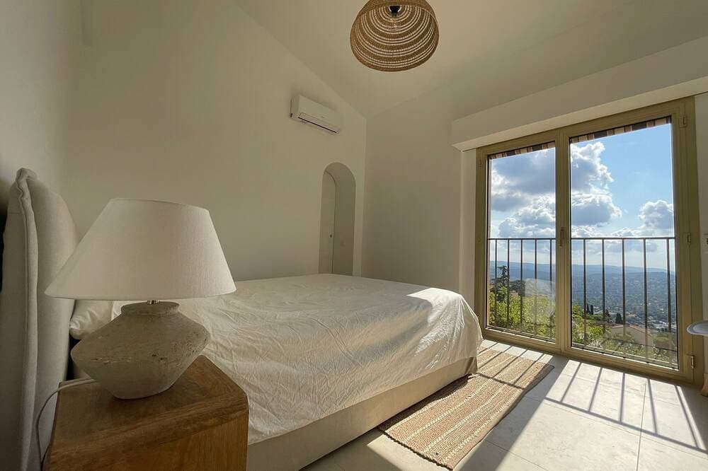 Foto 4 von 30: Villa Sleeps 10, 4 Bedrooms, with Pool and Sea and Mountain View
