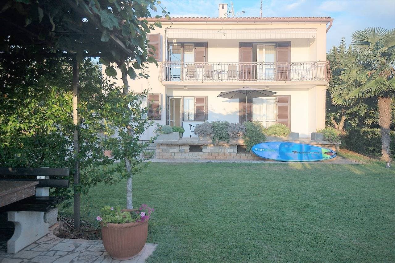 Foto 2 von 26: Ein-Zimmer-Ferienwohnung Sandra II mit Terrasse und Gartenblick