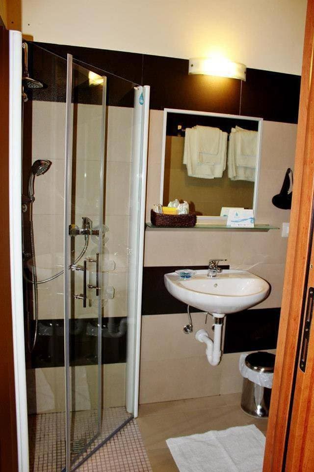 Foto 6 von 10: Double Room with Private Bathroom