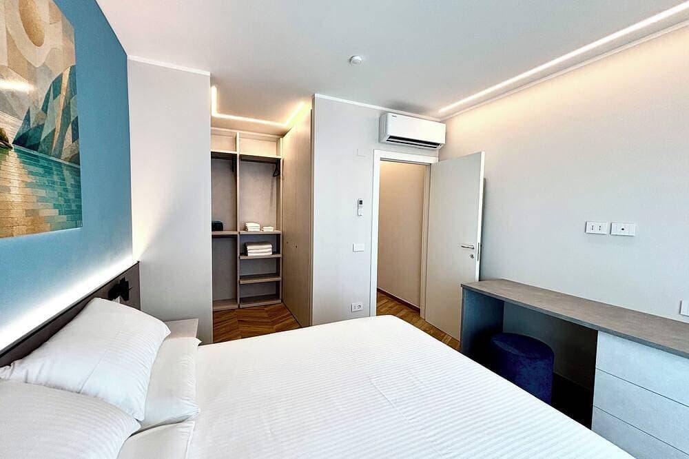 Foto 4 von 22: Luxurious new apartment with a terrace overlooking the lake on the Sarnico lakeshore.