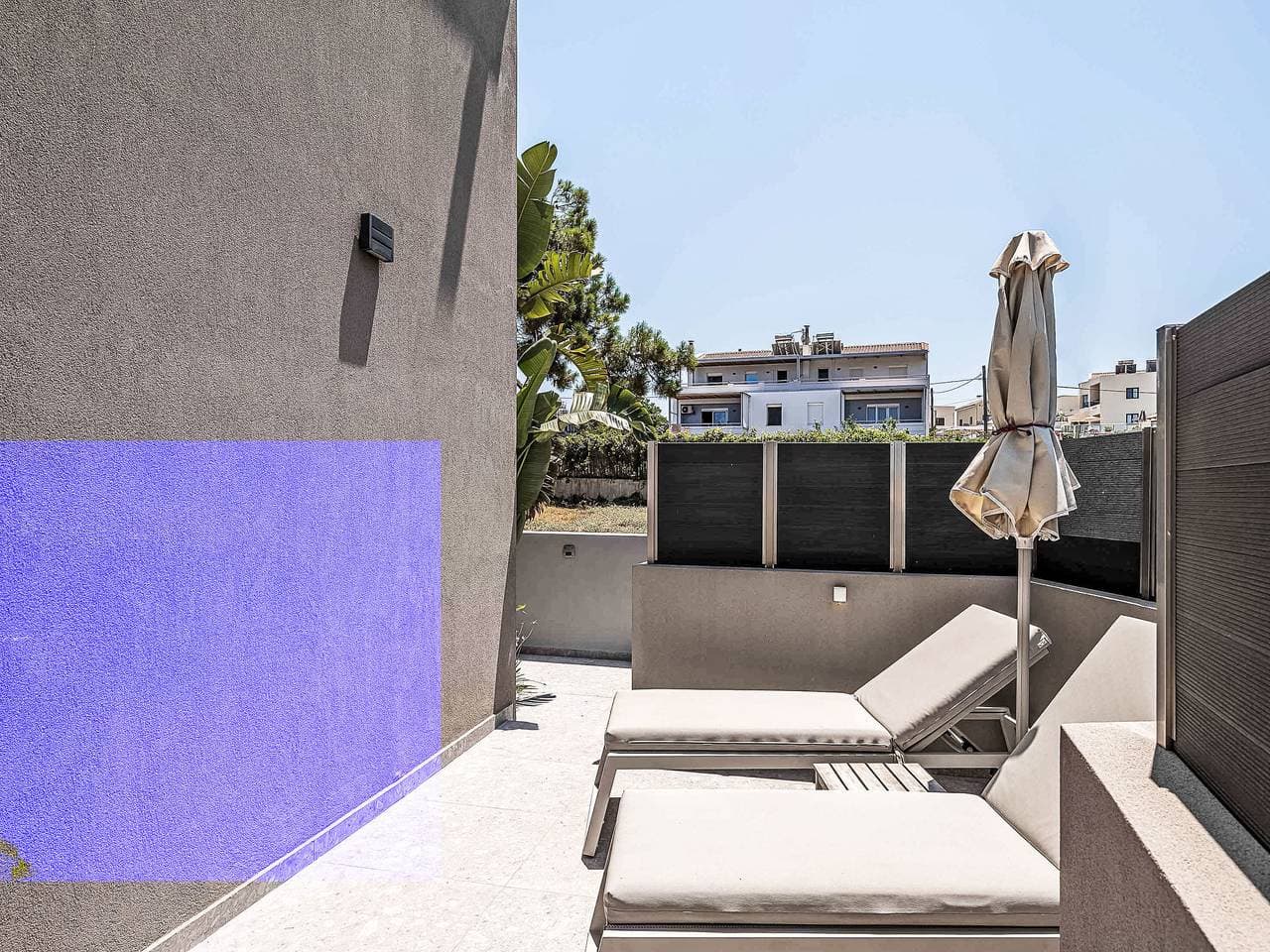 Foto 12 von 77: Lusol Seafront Villa II- Heated Pool,100 m See