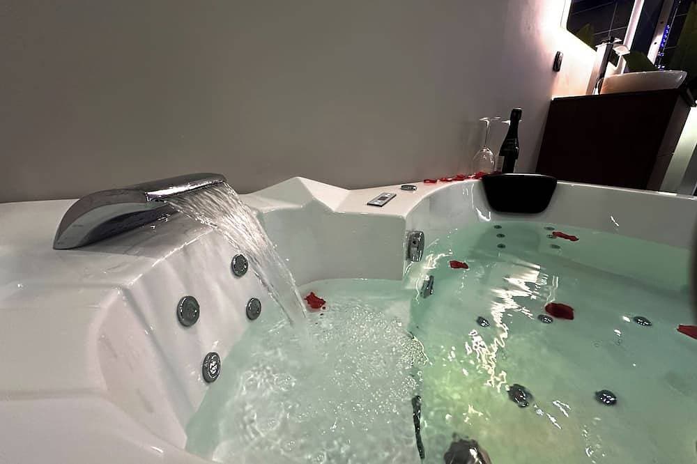 Foto 4 von 11: L'Envol - Jacuzzi - Sauna - View over Cherbourg