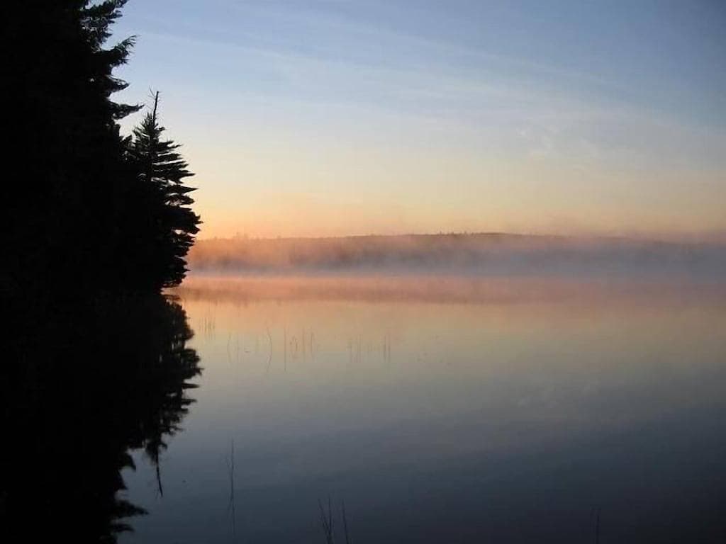 Foto 8 von 25: Gehen Sie zu dieser einsamen Hütte am See in Downeast Maine