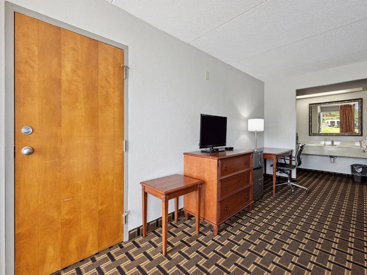 Foto 10 von 27: Greeneville, Tennessee | Kingsize-Bett | Rauchen