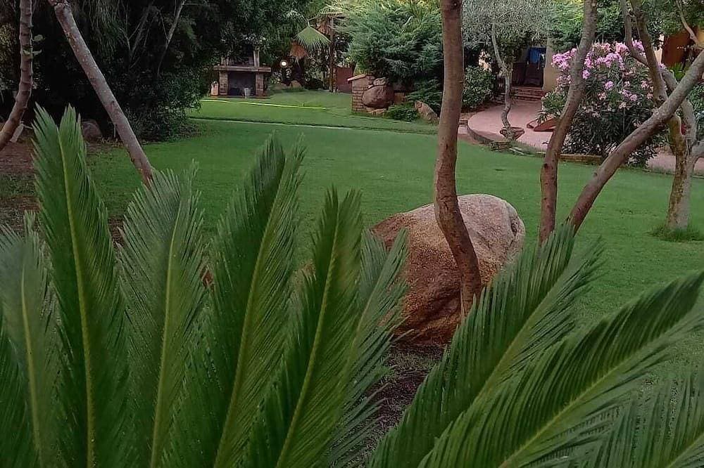 Foto 10 von 26: Villa near the sea submerged in greenery