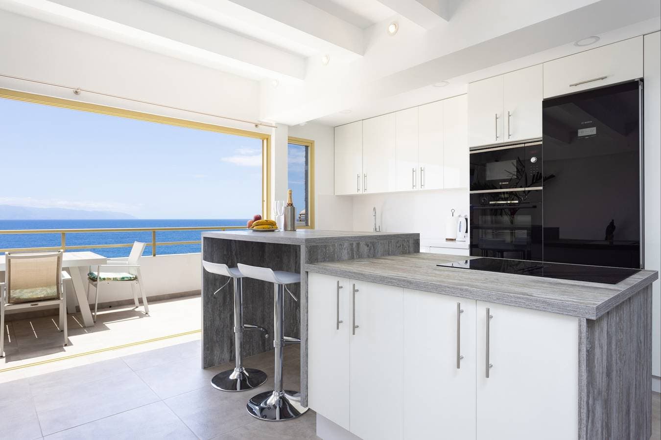 Foto 10 von 48: Spectacular Duplex Seafront with awesome sunsets !