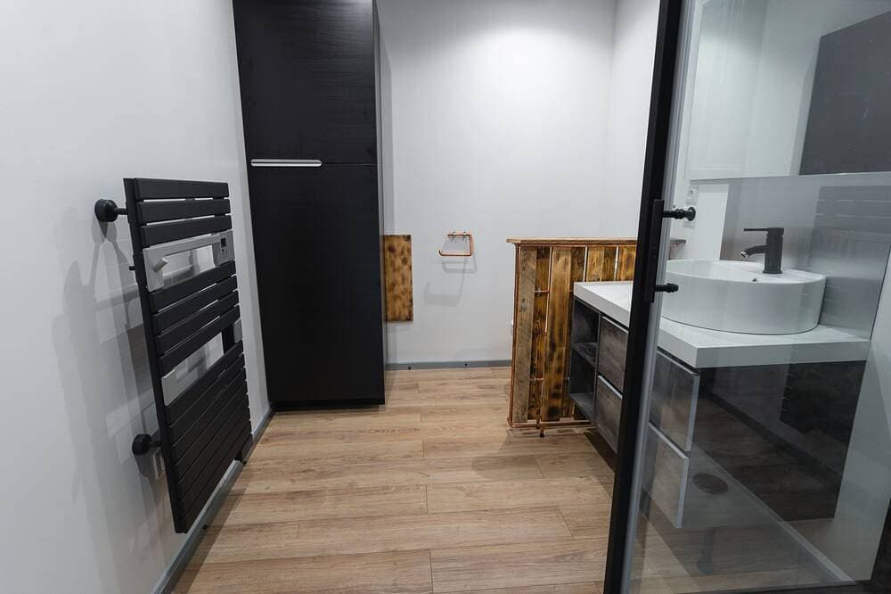 Foto 12 von 30: Apartment-Deluxe-Ensuite mit Dusche-Blick auf den Hof