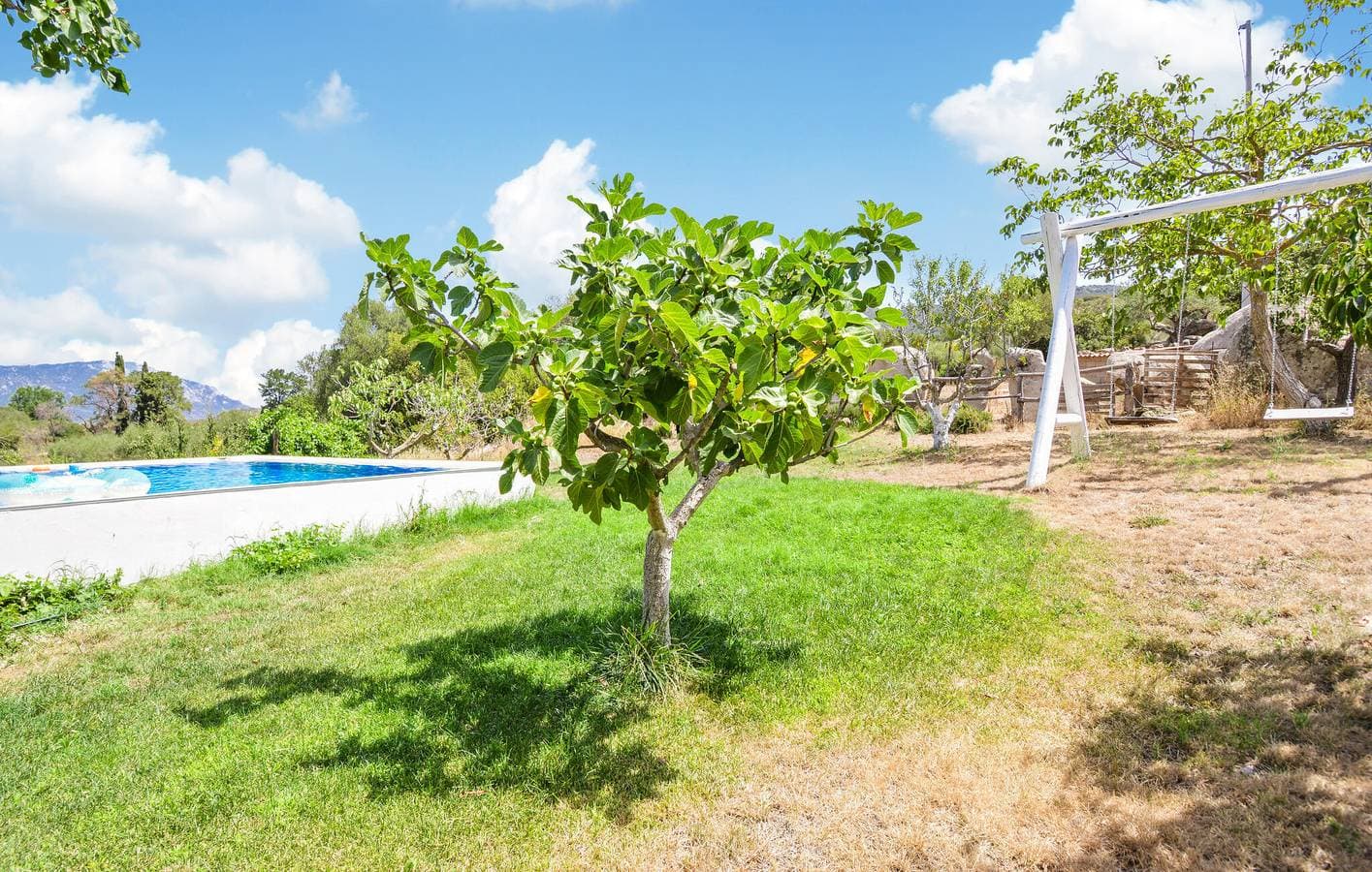 Foto 12 von 38: Rückzugsort am Pool mit Blick auf Garten und Fluss