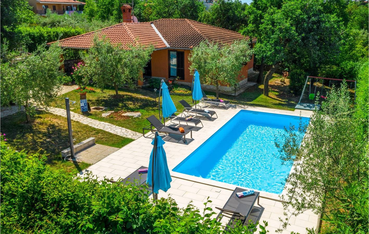 Foto 3 von 39: Geräumige 2-Zimmer-Wohnung mit Pool, WLAN und Parkplatz in der Nähe des Zentrums von Heraki