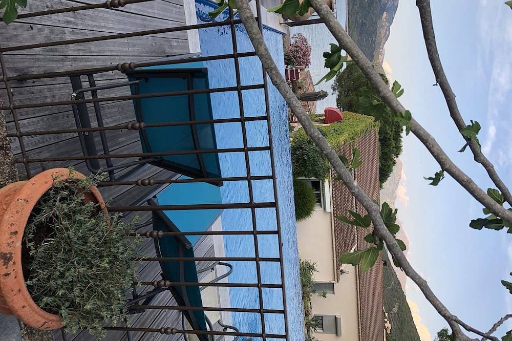 Foto 8 von 13: Stella Marina Apartment mit Blick auf Hafen und Strand, Swimmingpool.