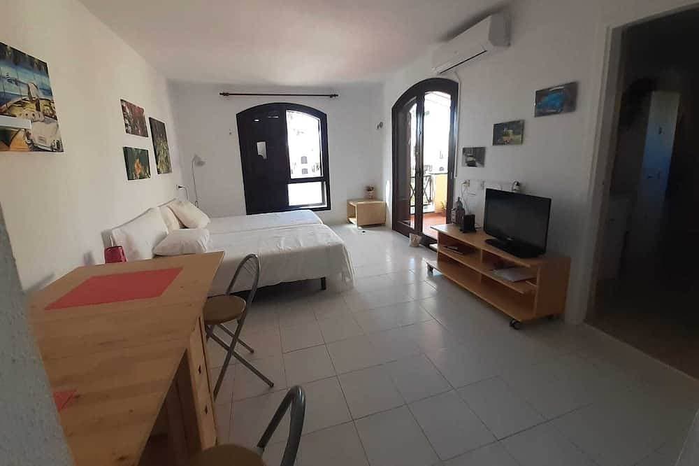 Foto 2 von 30: Large, bright studio with terrace and pool view