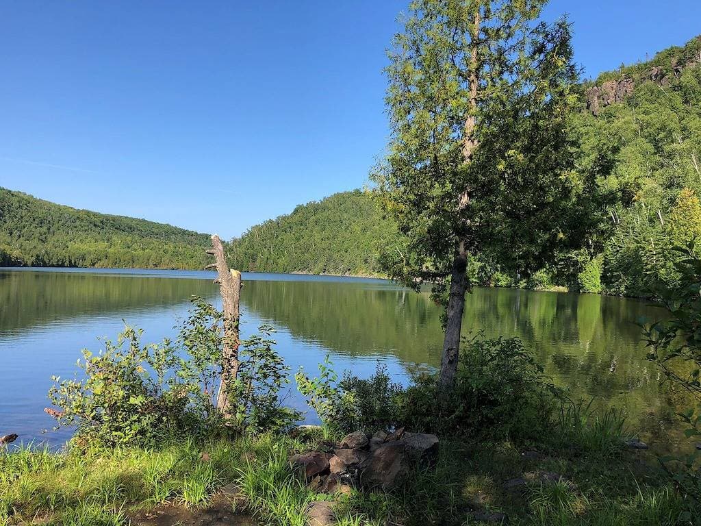 Foto 3 von 45: Superior View - 2 Schlafzimmer plus Dachboden, 2 Badezimmerkabinen mit Blick auf den See