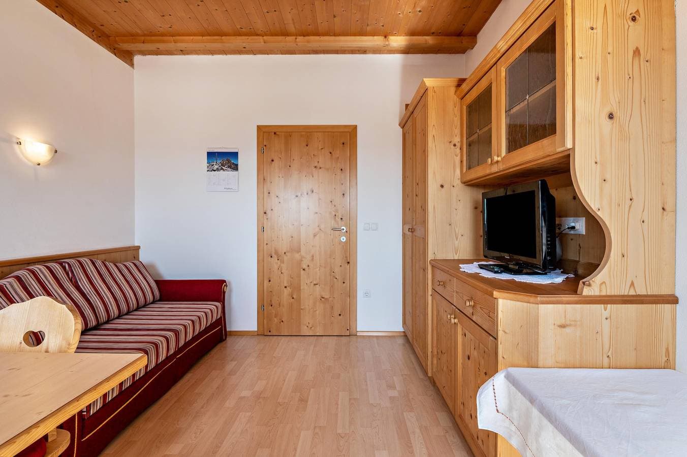 Foto 6 von 29: Ferienwohnung 'Haus Alpenblick Apt Edelweiß' mit Bergblick, Gemeinschaftsgarten und WLAN