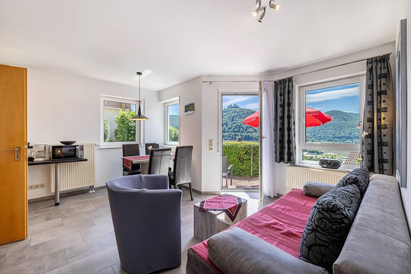 Foto 5 von 32: Ferienwohnung mit Bergblick, privater Terrasse und Wi-Fi