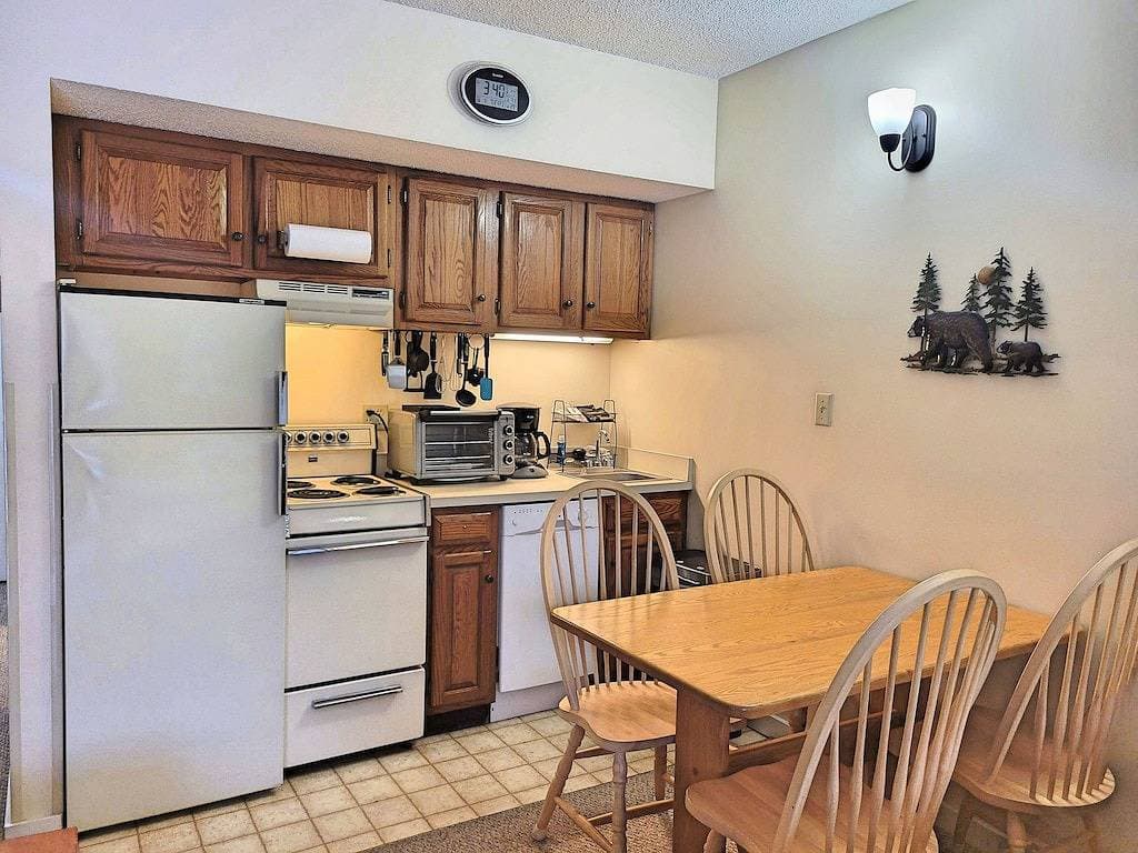 Foto 2 von 16: Kitchen, AC, deck, mountain view, pool, ski shuttle. Lc213 by Lrs