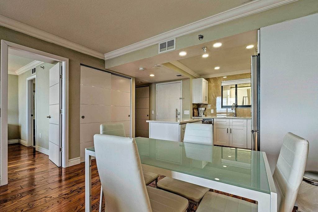 Foto 2 von 27: Modern Waterfront Hudson Condo w/ Resort Pool!