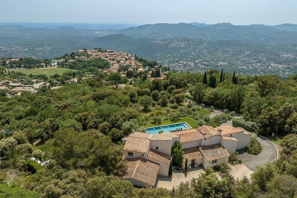 Foto 4 von 57: Mediterrane Villa mit Blick auf die Côte d'Azur