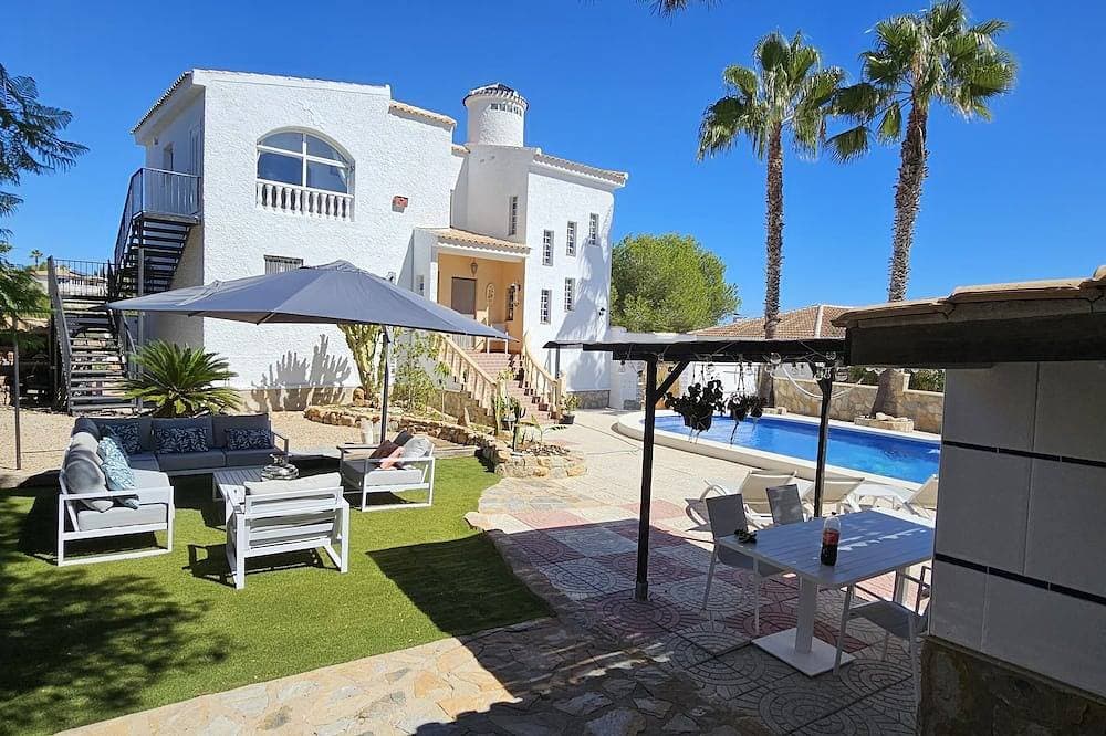 Exclusieve 4-bedroom Villa aan de Costa Blanca met Privé Zwembad 1