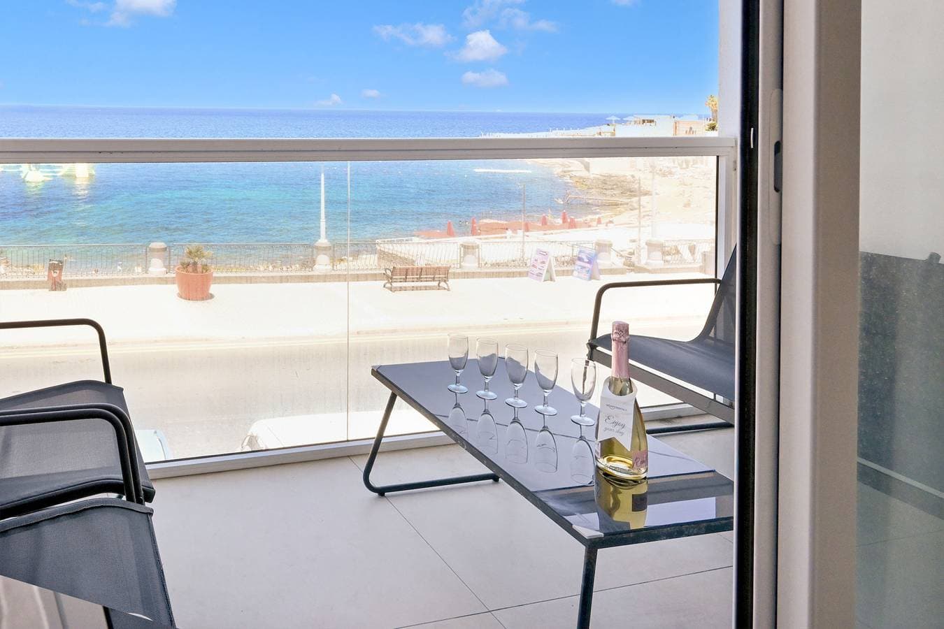 Foto 8 von 39: Exceptional Sea View Apart St Paul's Bay