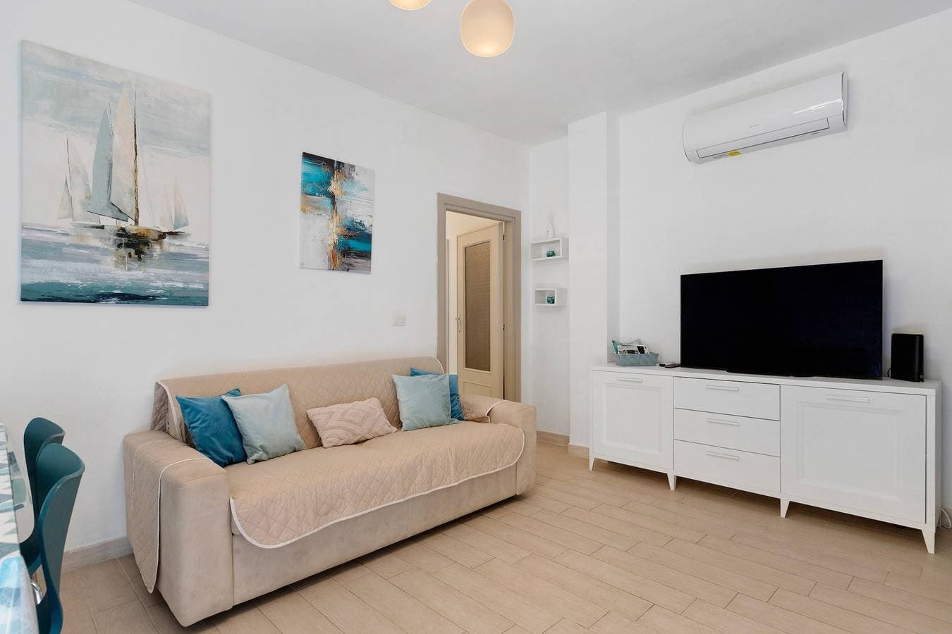 Foto 8 von 28: Ferienwohnung für 6 Personen nahe dem Meer mit Balkon, WLAN und Klimaanlage