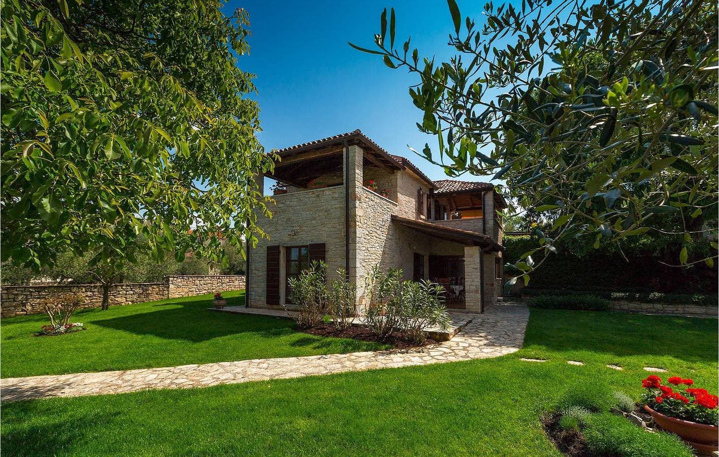 Foto 3 von 59: Charmante 145 m² große Wohnung mit Pool, Terrakotta und WLAN in der Nähe von Idila Rakovci
