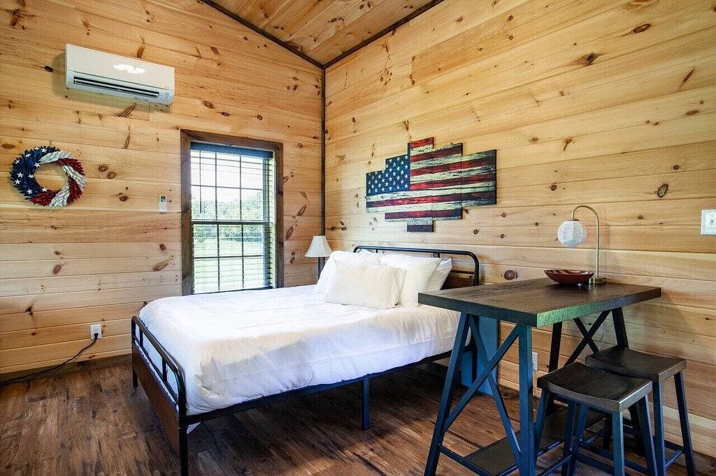 Foto 6 von 42: Sevierville Tiny Home w/ Hot Tub, Fire Pit & Grill