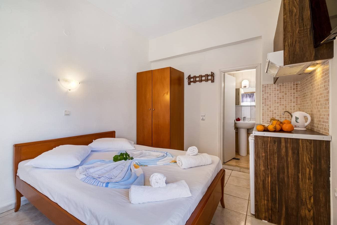 Foto 4 von 22: Studio „Nikiana Club - Studio 6“ mit Bergblick, Gemeinschaftspool & WLAN