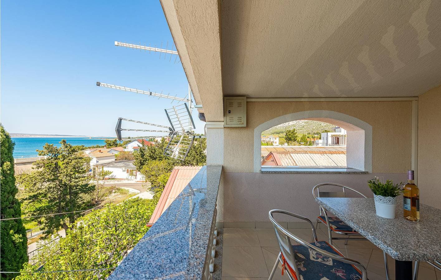 Foto 9 von 23: Apartment mit Meerblick, Terrasse, Küche und WLAN – 1 km zum Strand