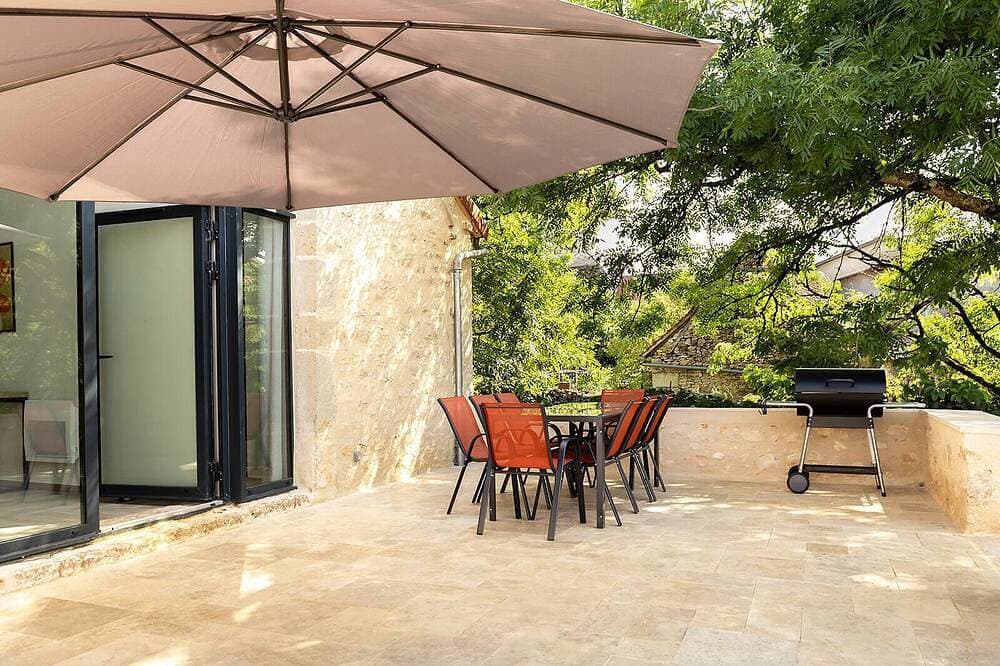 Barn La Roca Masia-Les Coquelicots, swimming pool, garden, 4 bedrooms 8/10 persons 1