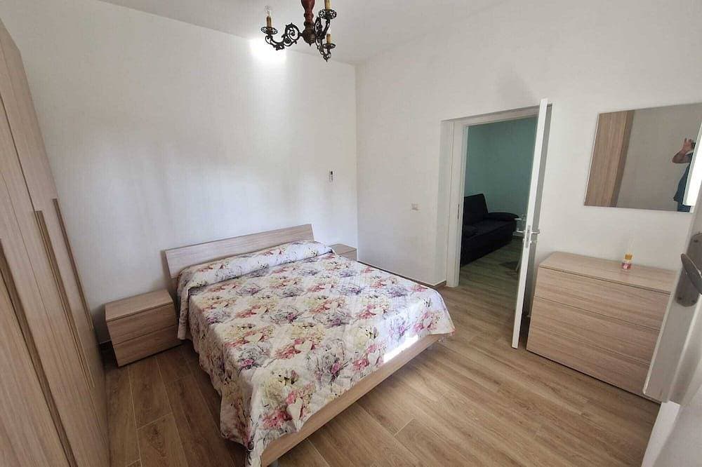 House sleeps 4 with garden by the sea 1