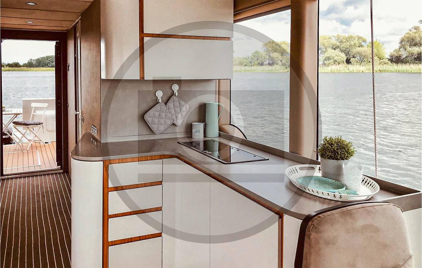 Foto 9 von 25: Waterfront Retreat: Neuruppin House Boat