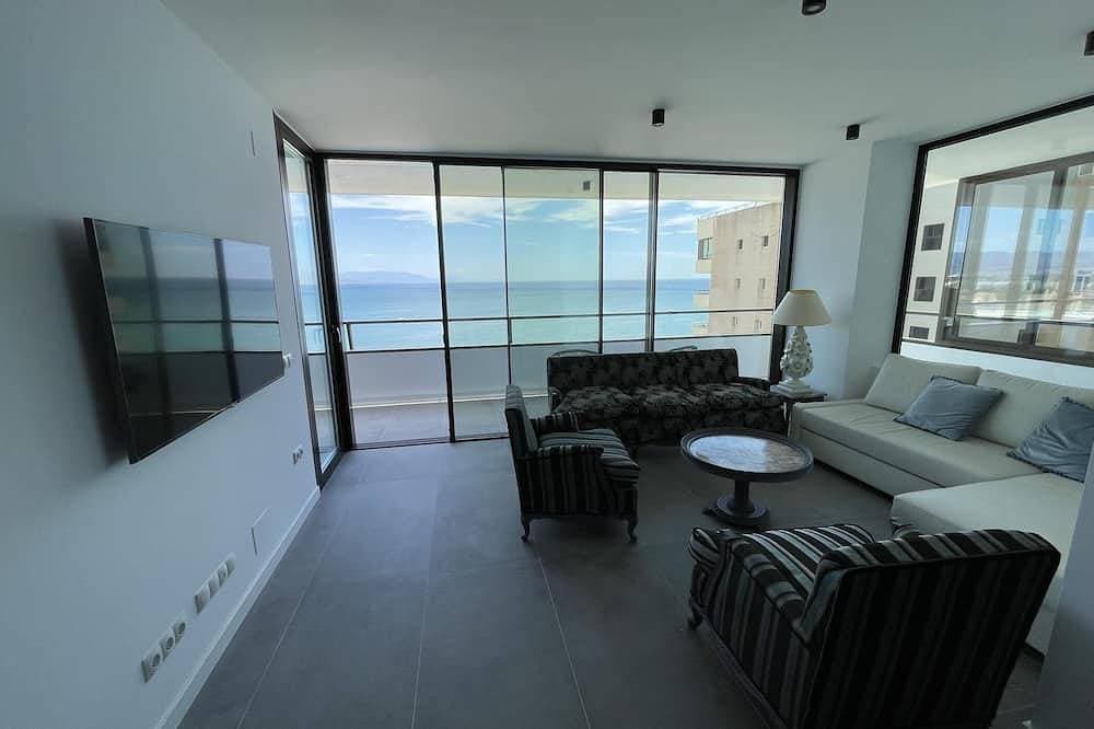 Foto 9 von 29: Beach Front Pool Apartment Terrace 3 Bedrooms