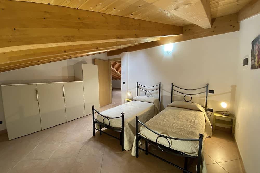 Foto 7 von 30: Villa mit großer Terrasse mit Blick auf den See