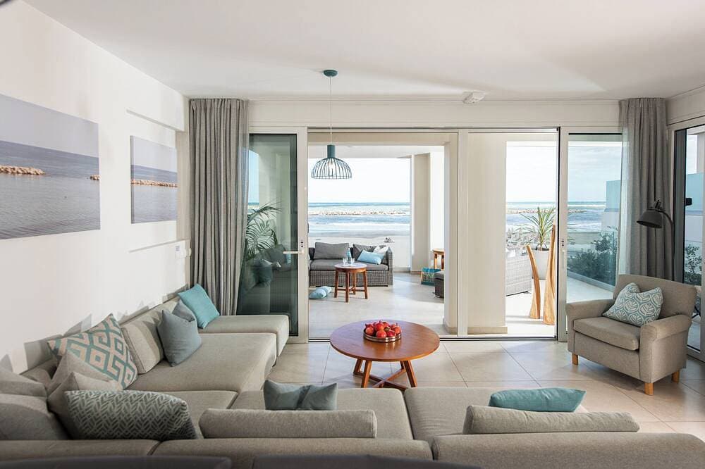 Foto 5 von 30: Celestine, beach front villa with roof top pool and spectacular views.