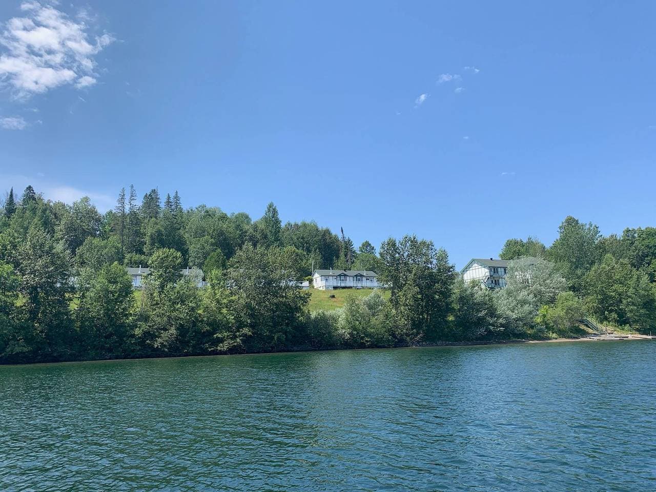 Renoviertes Chalet mit Blick auf den See zu vermieten 1