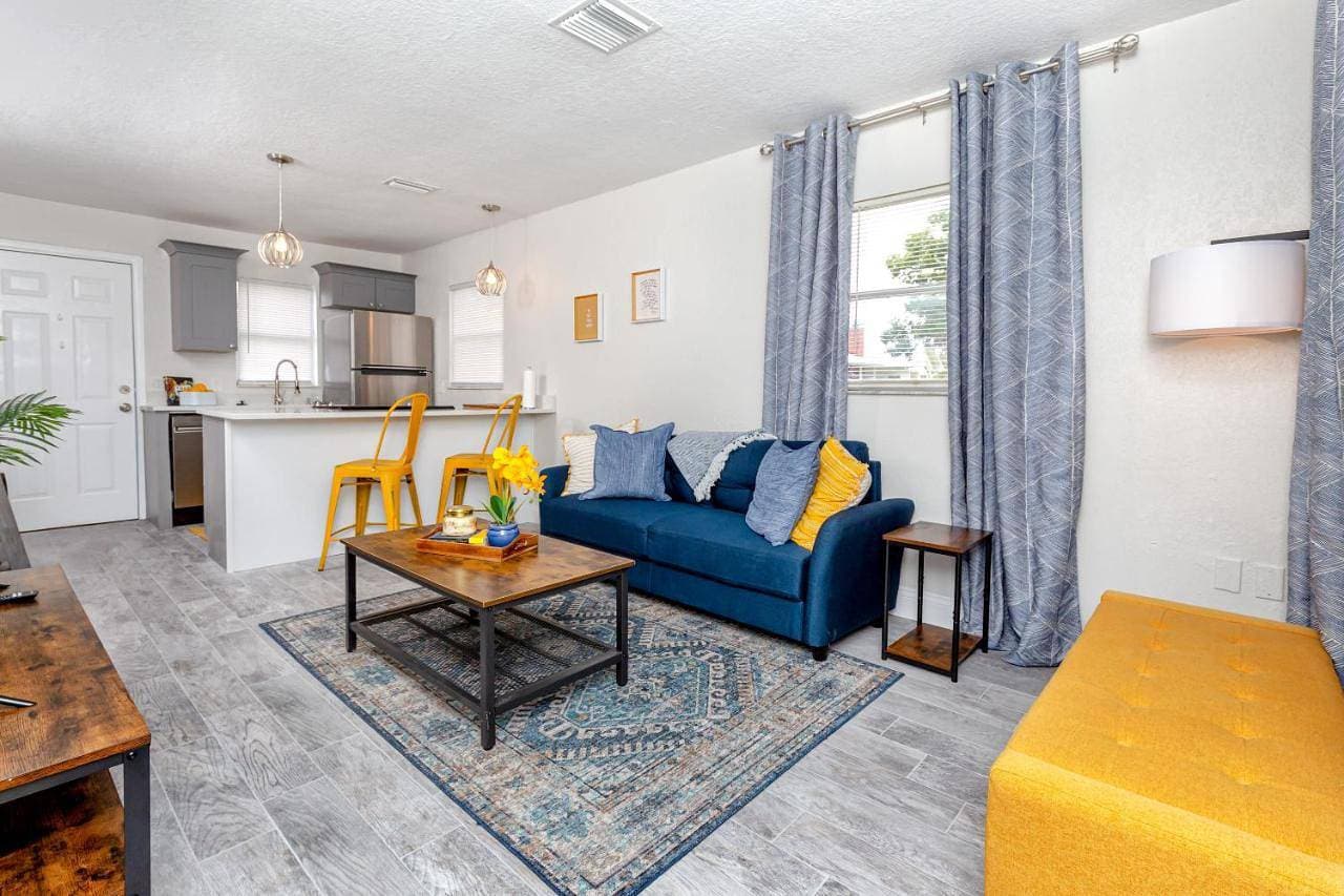 Walk to Downtown - 7min to beach - King bed & Free parking 1